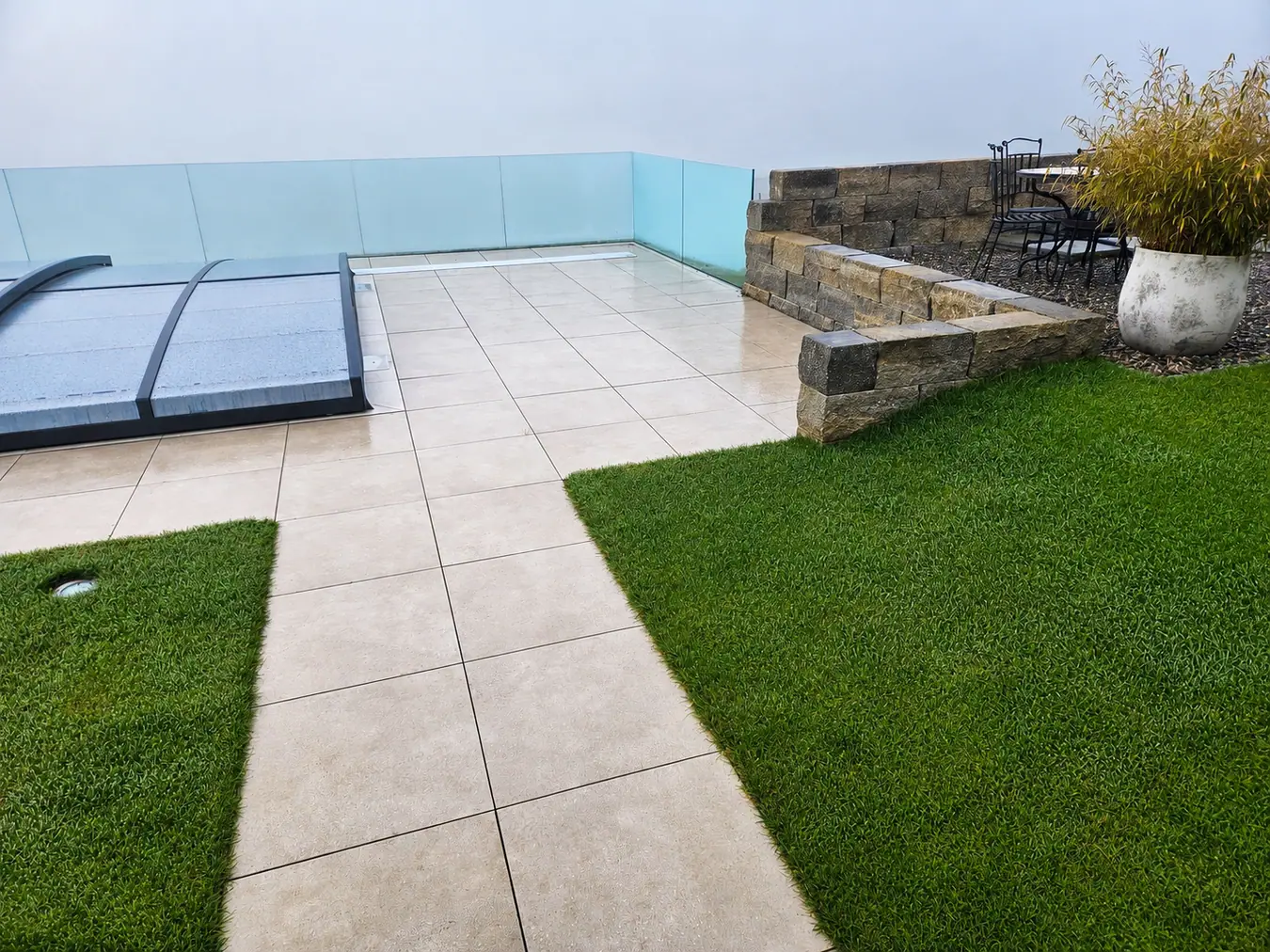 Grosszügige Garten- und Terrassenanlage – Pool Service Stritt
