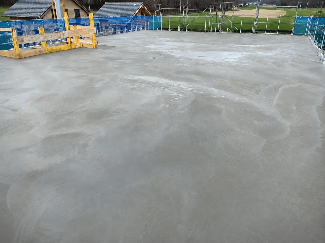 Frisch ausgeführte Betonfläche – Pool Service Stritt