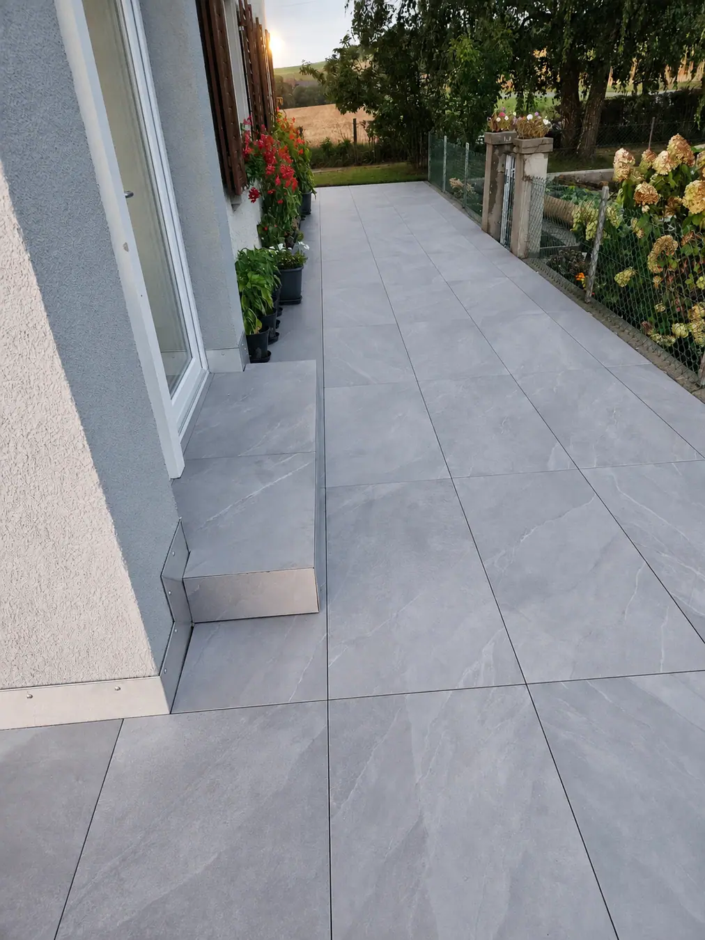 Terrasse mit sauberem Gebäudeanschluss – Pool Service Stritt