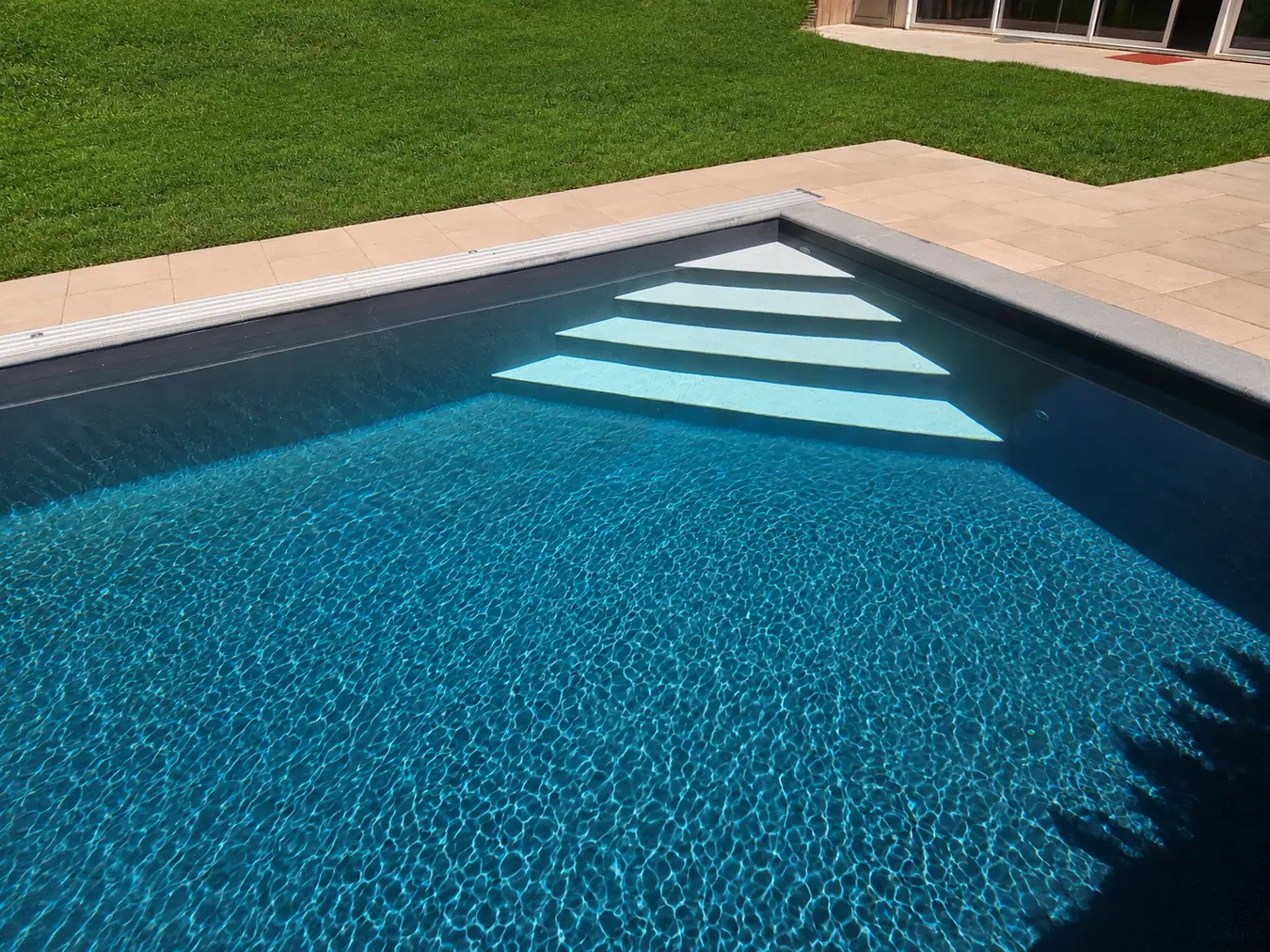 Pooltreppe als klarer Gestaltungsteil – Pool Service Stritt