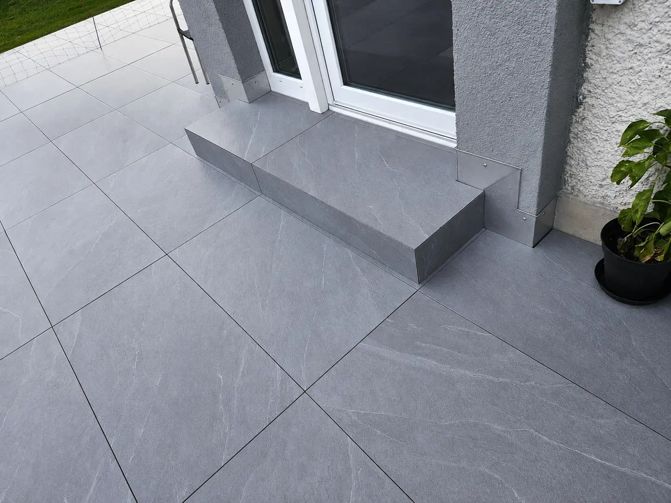 Detailausbildung einer Terrassenstufe – Pool Service Stritt