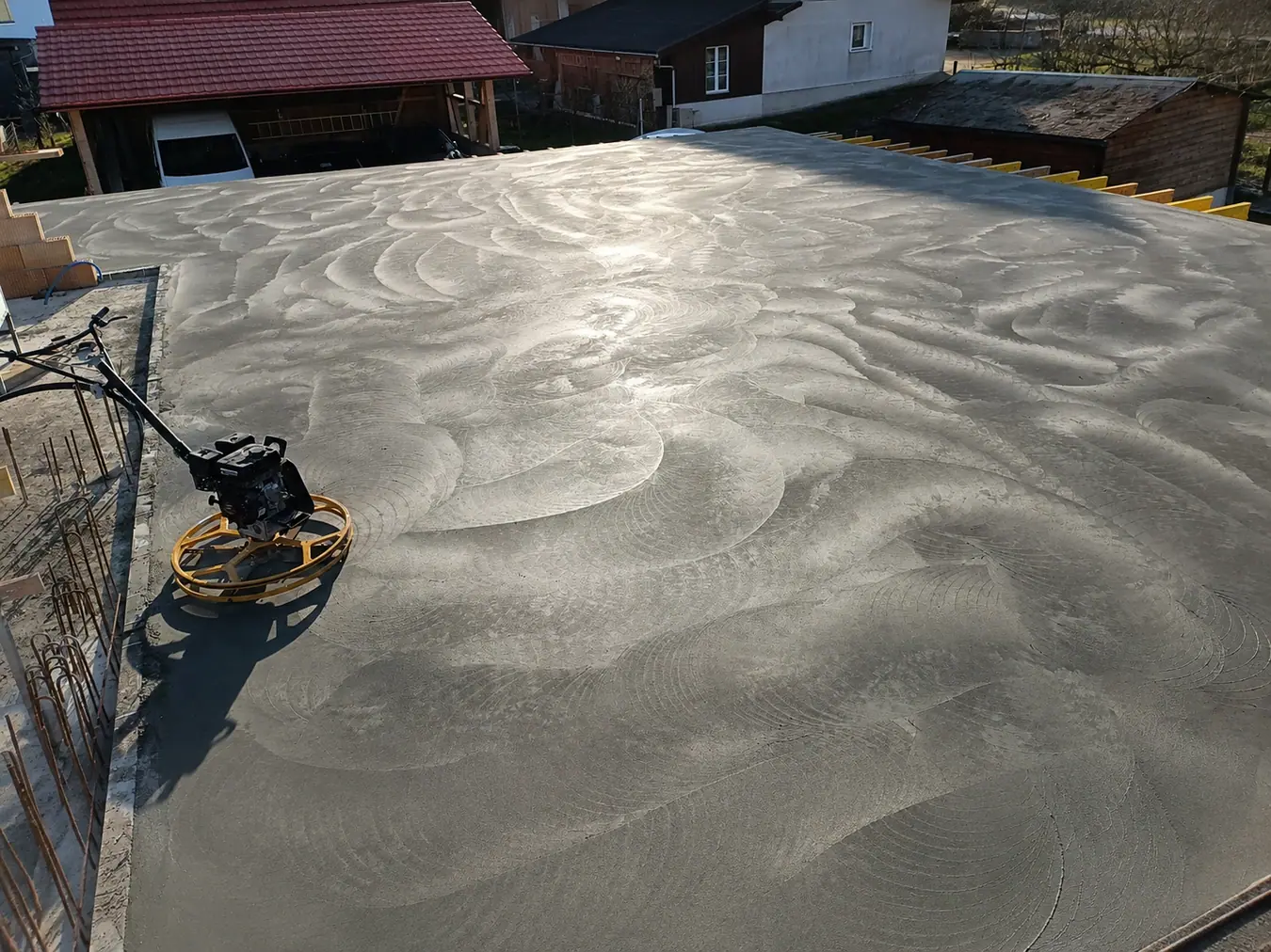 Bearbeitung einer frischen Betonplatte – Pool Service Stritt