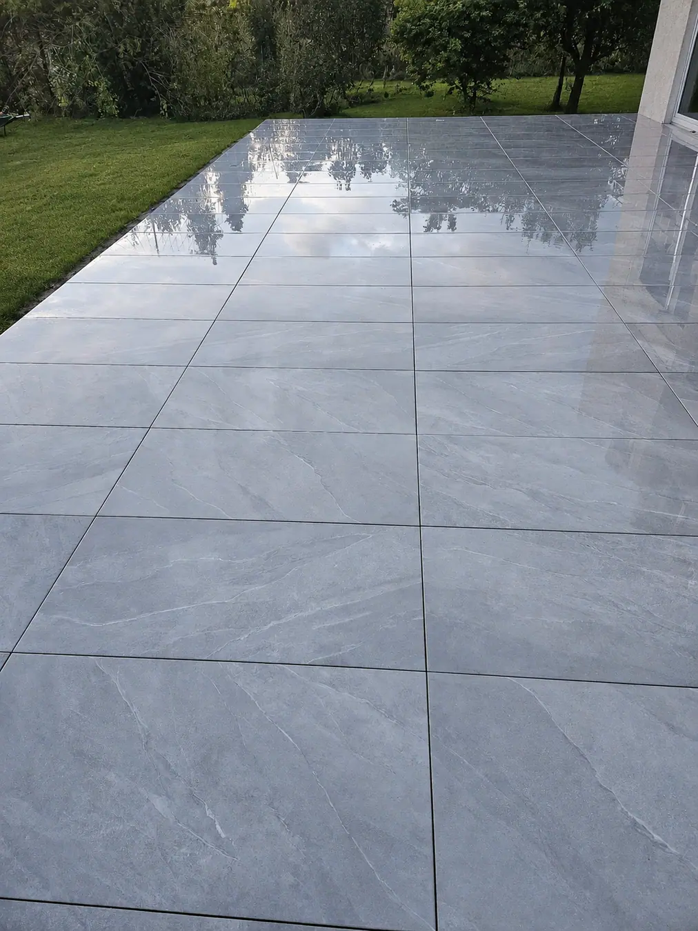 Grossformatige Terrassenfläche – Pool Service Stritt
