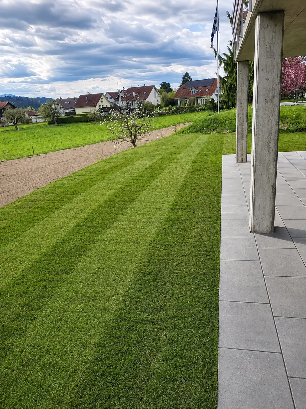 Rasenfläche am Gebäudesockel – Pool Service Stritt