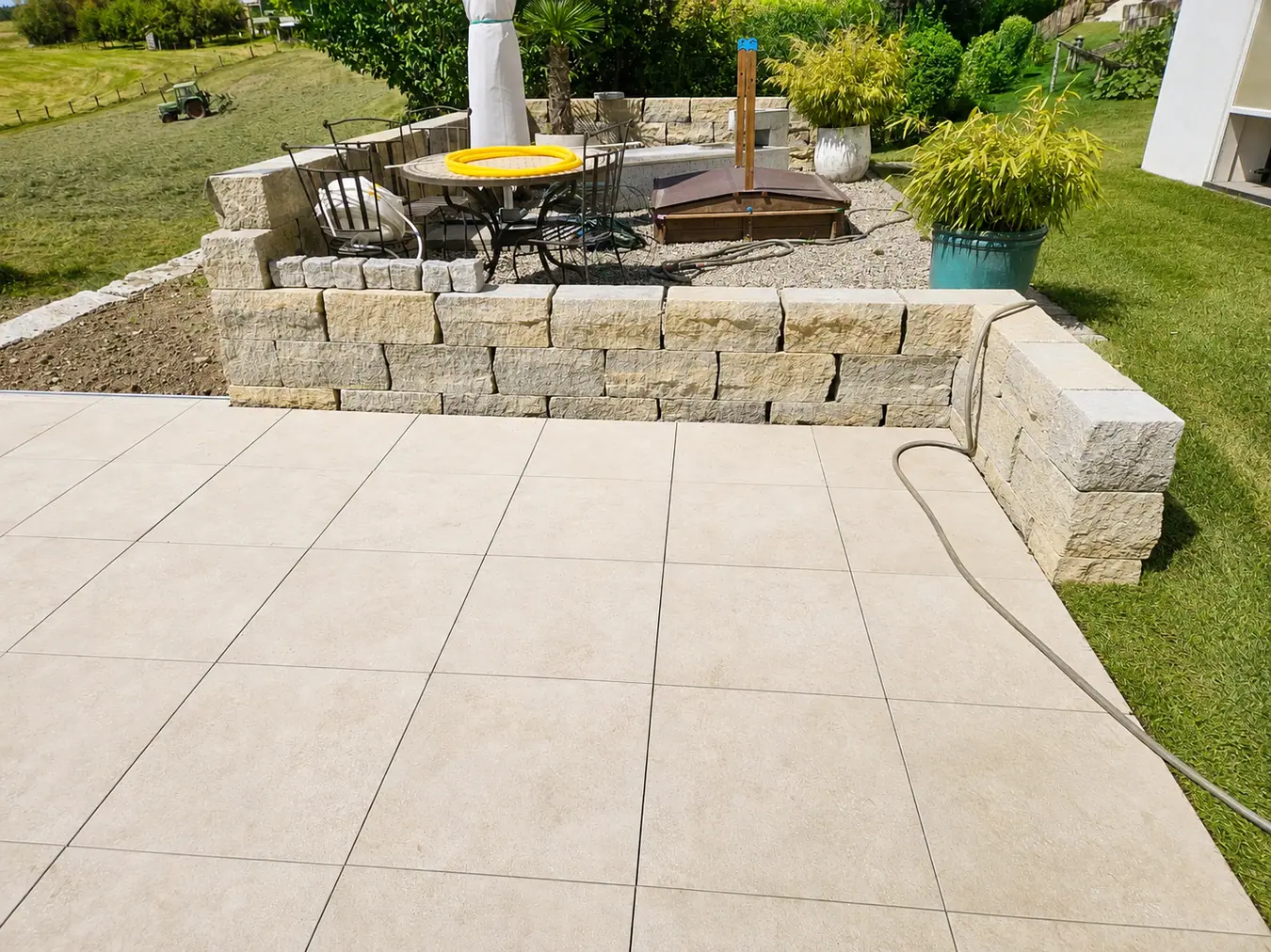 Terrasse, Naturstein und Garten als Einheit – Pool Service Stritt
