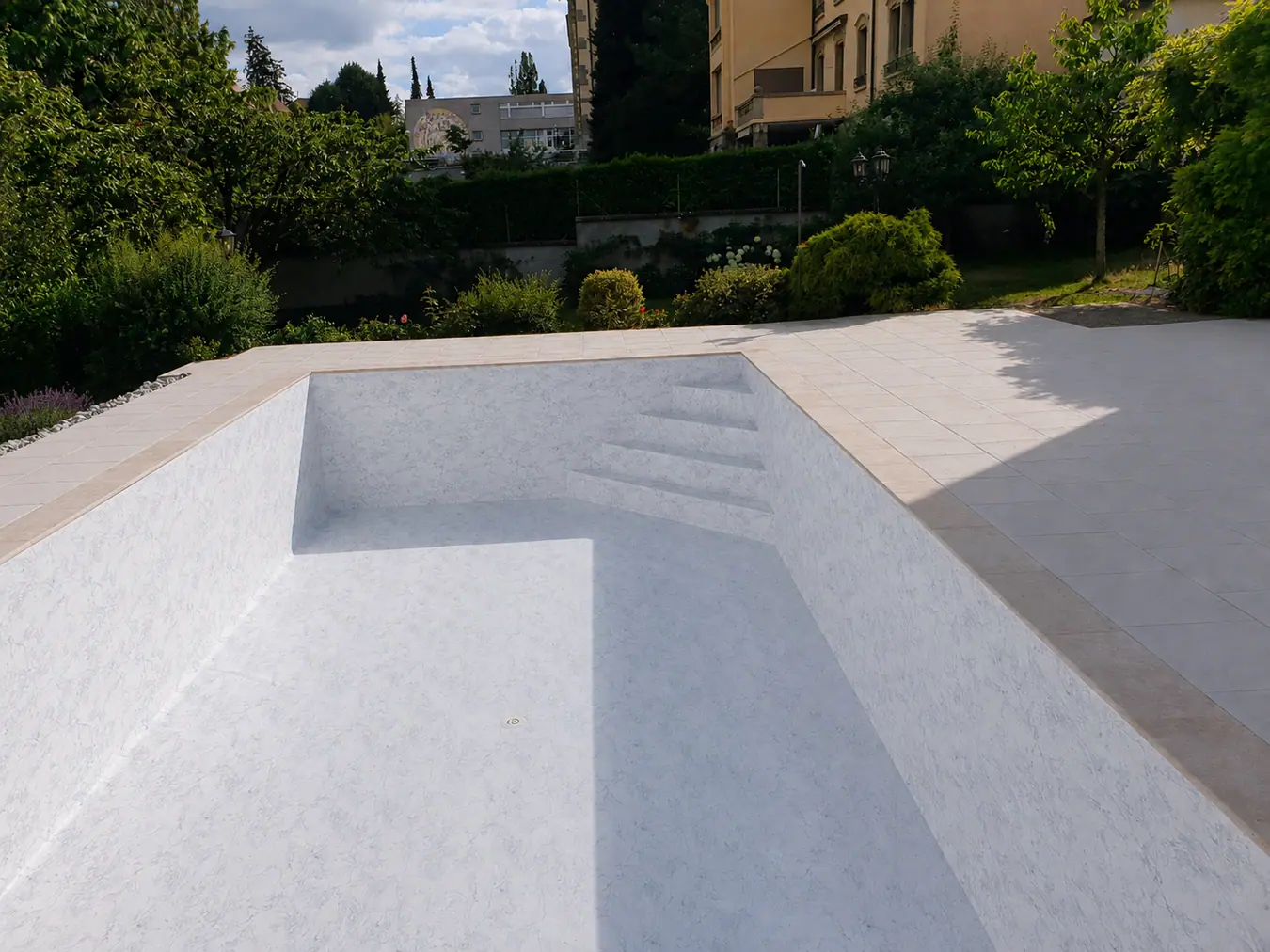 Heller Pool mit umlaufender Fläche – Pool Service Stritt