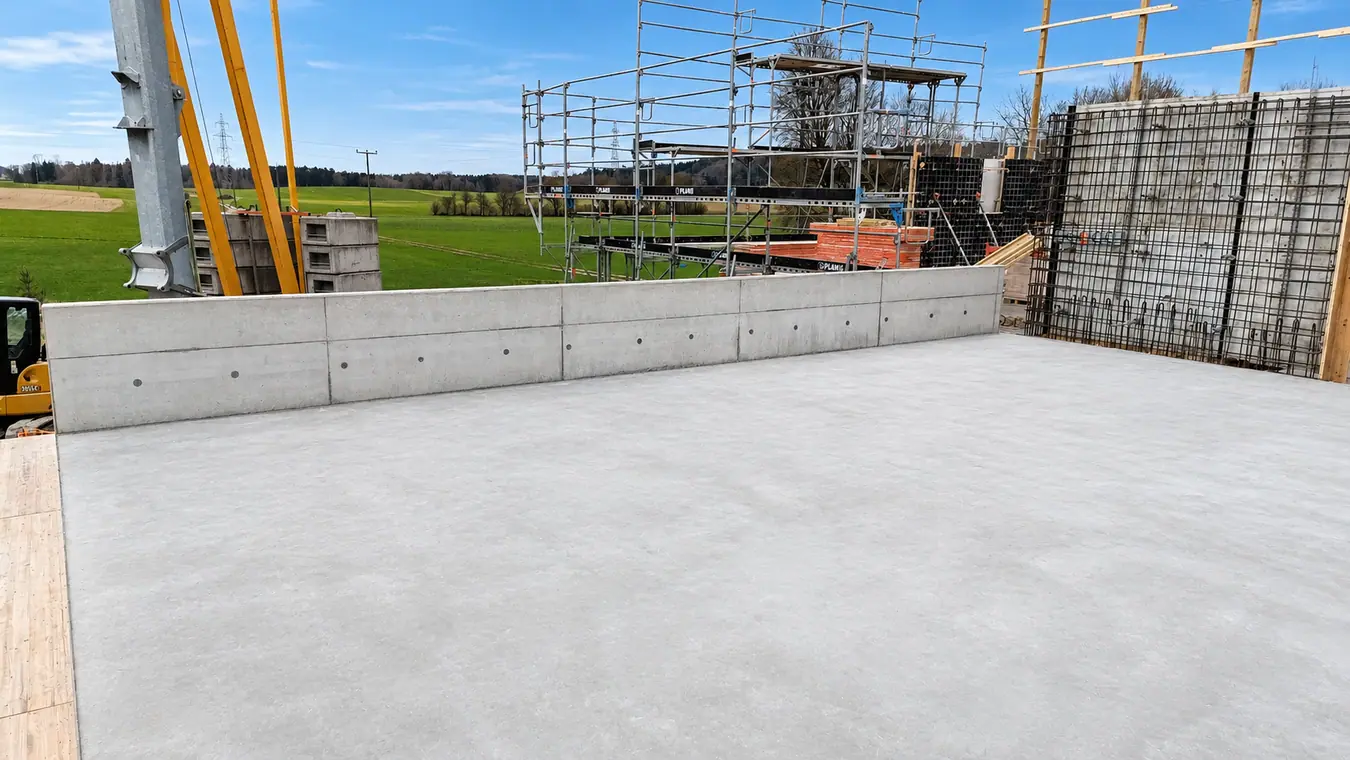 Betonplatte mit anschliessender Bewehrung – Pool Service Stritt