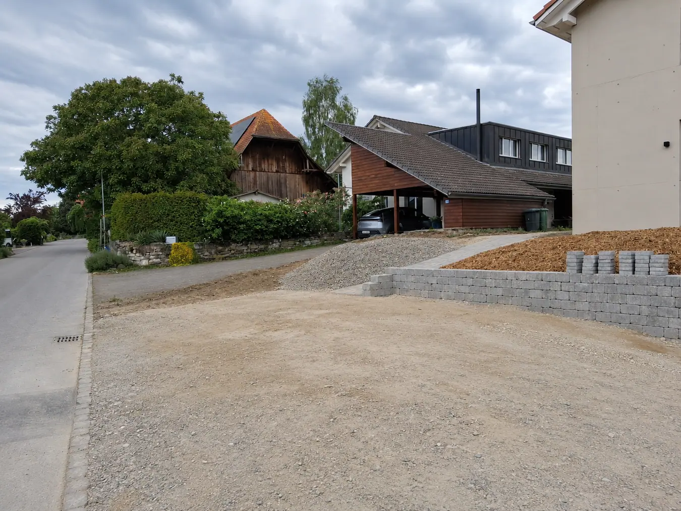 Zufahrt und Terrain im Aufbau – Pool Service Stritt