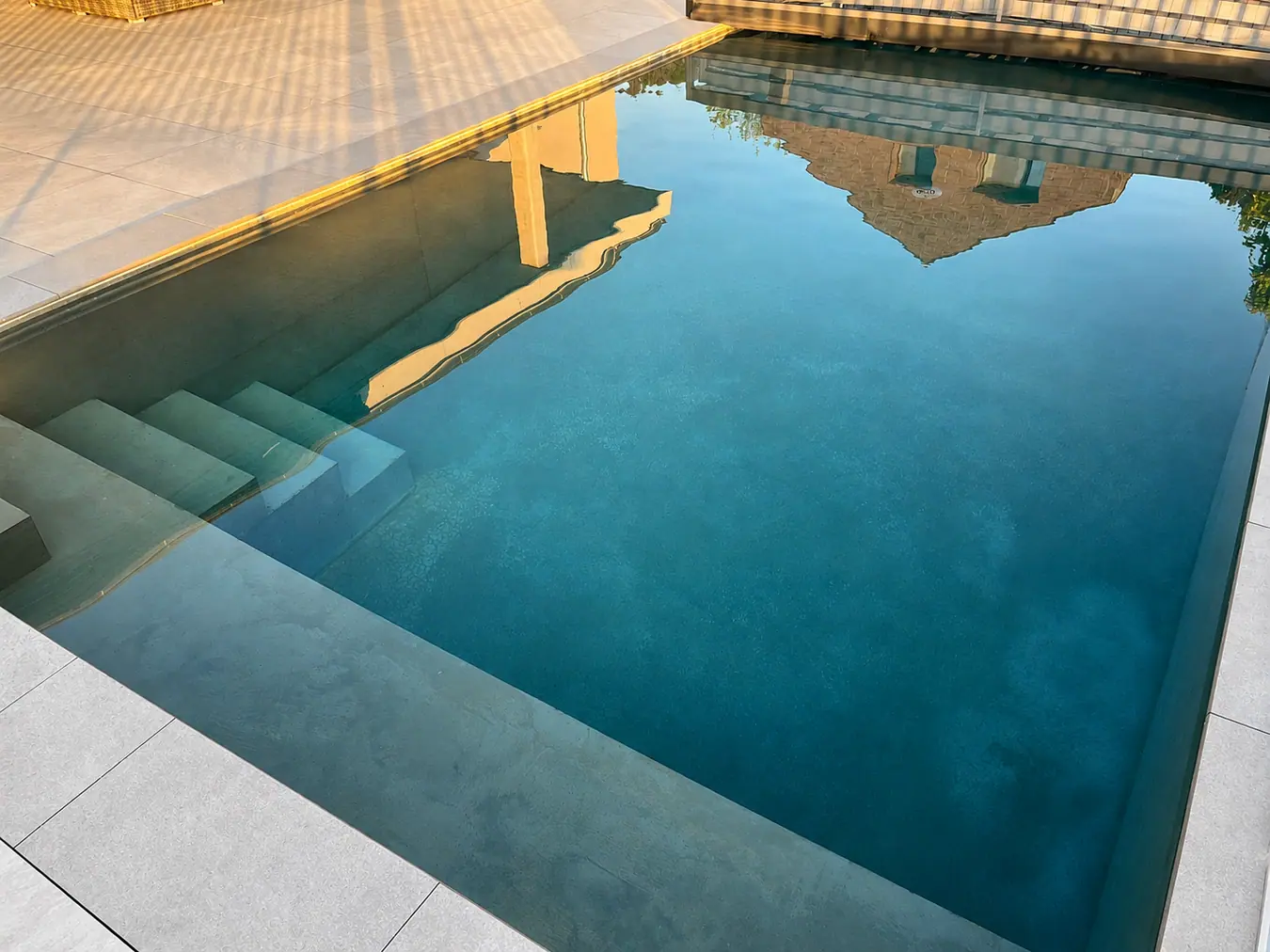 Poolanlage im Abendlicht – Pool Service Stritt